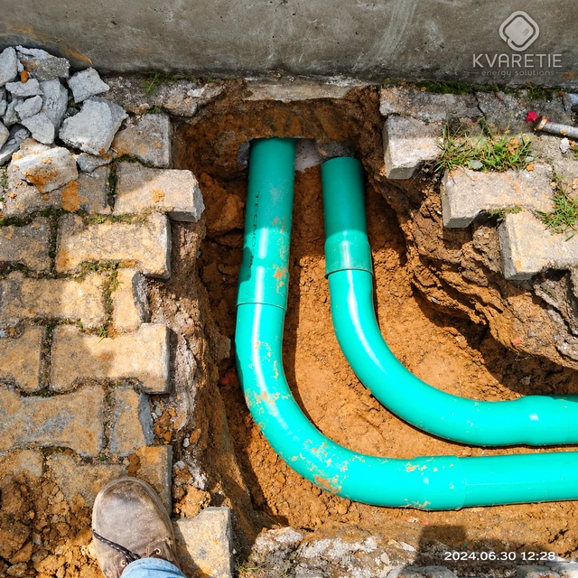 Ductos y curvas de canalización en excavación